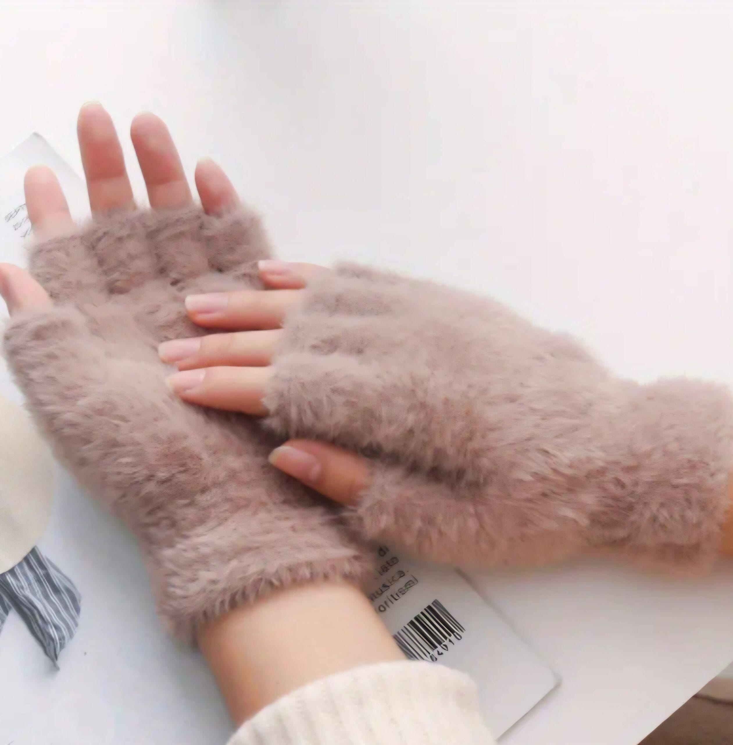 Screenshot-20241229_104307_Temu POPPIN - Winter Fuzzy Gloves - réf Kaki – Image 1