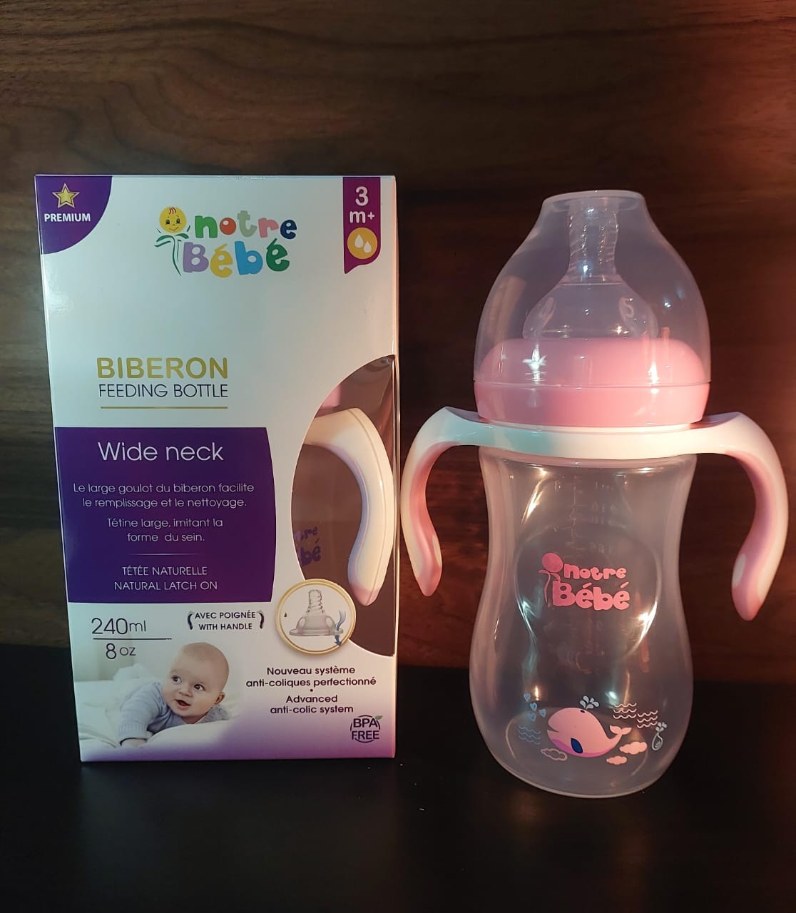 NOTRE-BEBE-WIDE-NECK-BIBERON-AVEC-POIGNEE-240-ML-3M.jpg NOTRE BEBE BIBERON WIDE NECK 240 ML AVEC POGNEE PREMIUM – Image 1